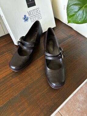 Mootsie Tootsie strap pump size 8